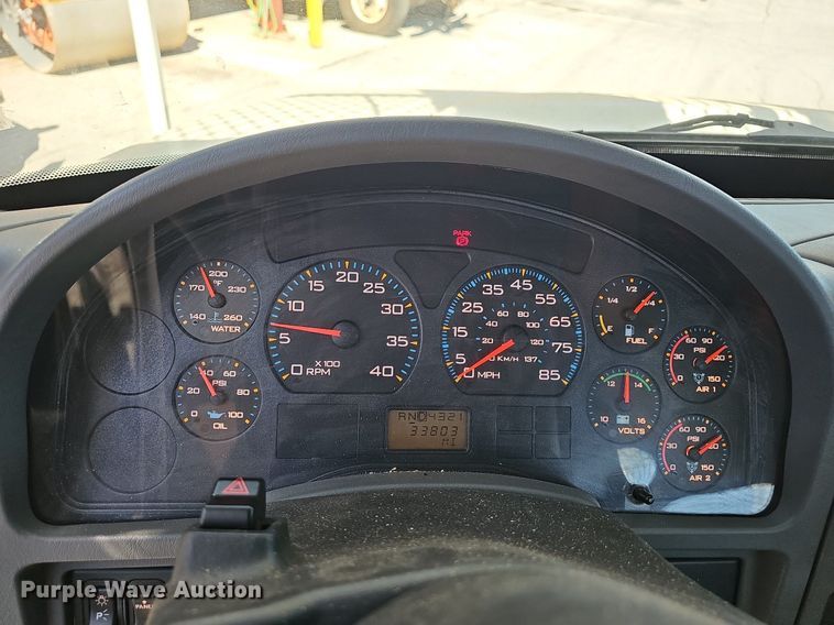 image for item OG9315 2007 International 7400   bucket truck