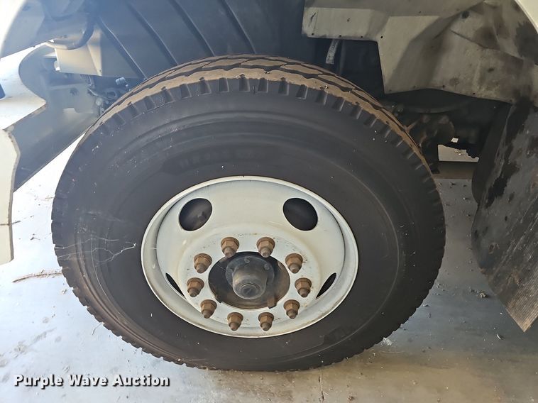 image for item OG9315 2007 International 7400   bucket truck