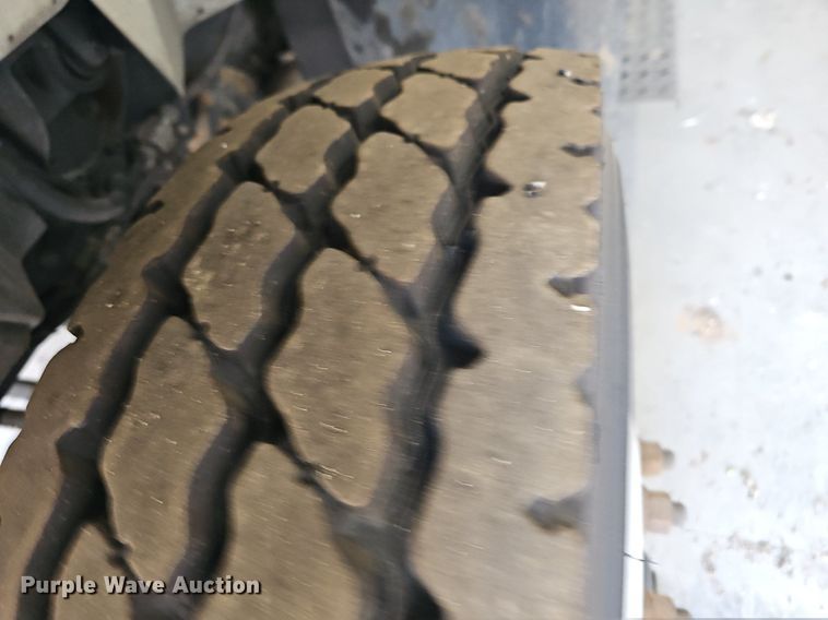 image for item OG9315 2007 International 7400   bucket truck