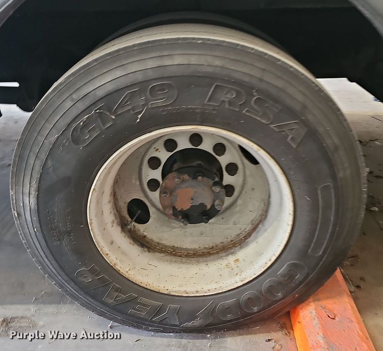 image for item OG9315 2007 International 7400   bucket truck