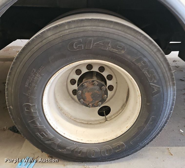 image for item OG9315 2007 International 7400   bucket truck