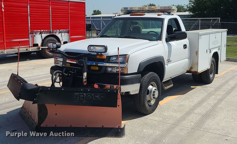 image for item DI3004 2004 Chevrolet Silverado 3500  utility bed pickup truck