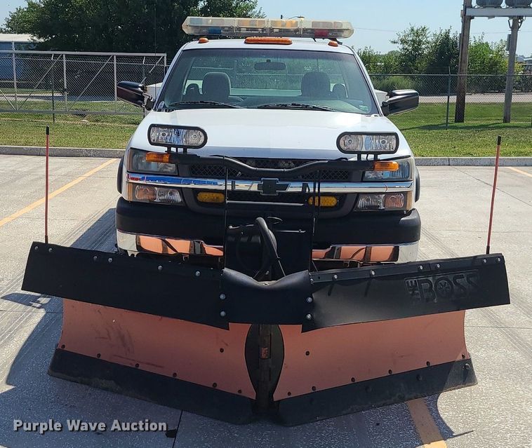 image for item DI3004 2004 Chevrolet Silverado 3500  utility bed pickup truck