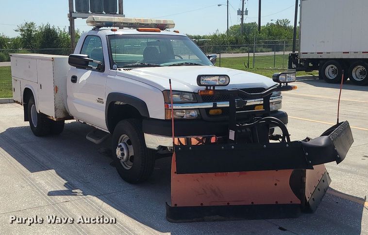 image for item DI3004 2004 Chevrolet Silverado 3500  utility bed pickup truck