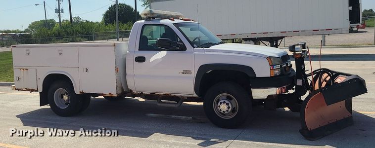 image for item DI3004 2004 Chevrolet Silverado 3500  utility bed pickup truck