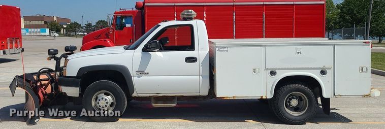 image for item DI3004 2004 Chevrolet Silverado 3500  utility bed pickup truck