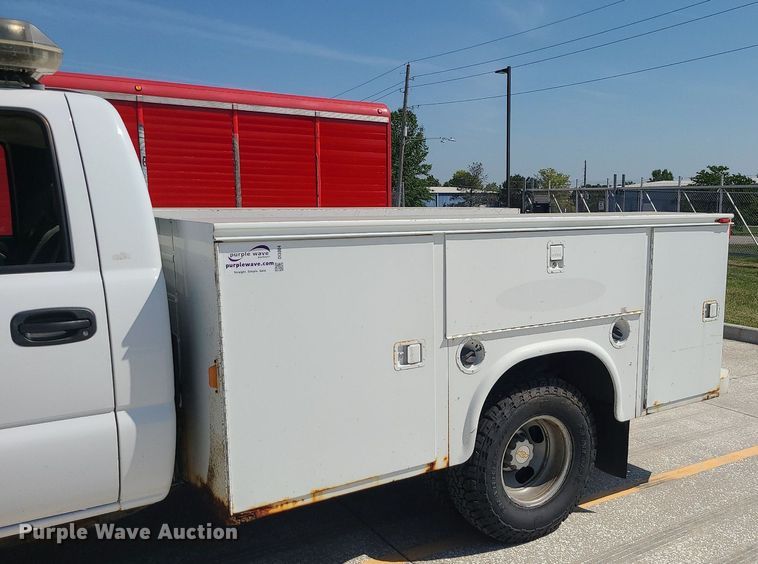 image for item DI3004 2004 Chevrolet Silverado 3500  utility bed pickup truck