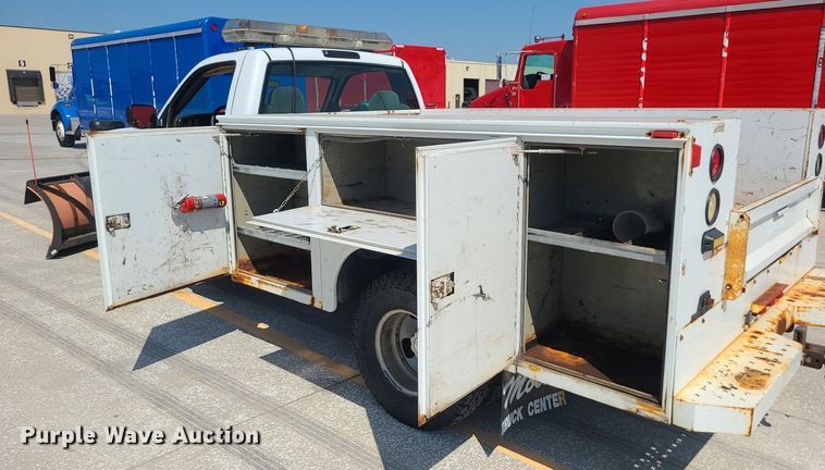 image for item DI3004 2004 Chevrolet Silverado 3500  utility bed pickup truck