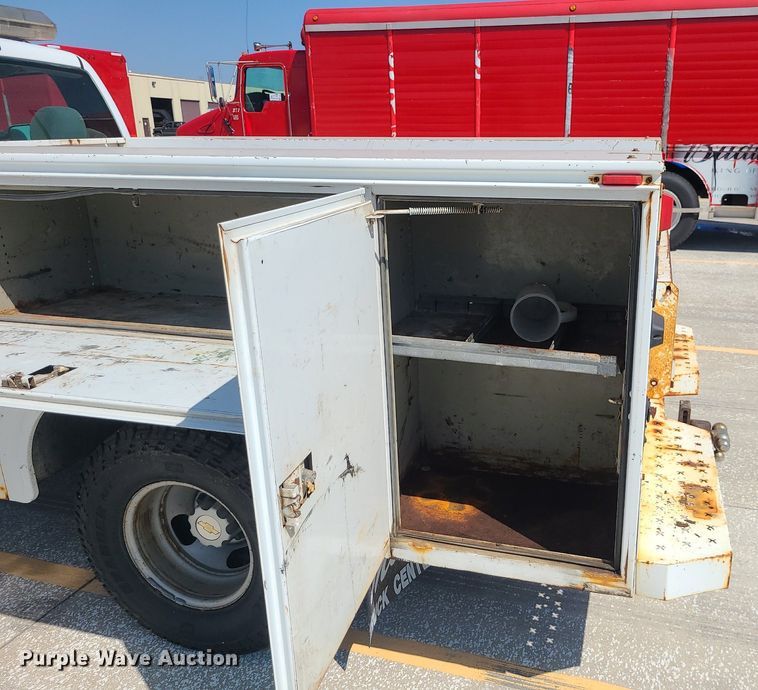 image for item DI3004 2004 Chevrolet Silverado 3500  utility bed pickup truck