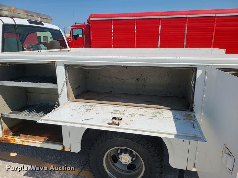 image for item DI3004 2004 Chevrolet Silverado 3500  utility bed pickup truck