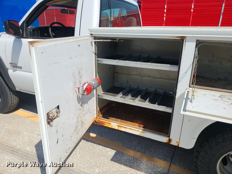 image for item DI3004 2004 Chevrolet Silverado 3500  utility bed pickup truck