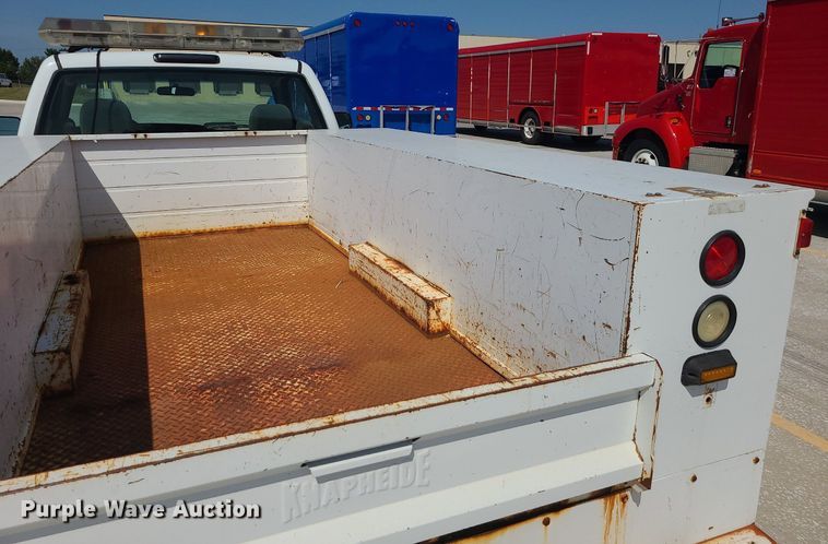 image for item DI3004 2004 Chevrolet Silverado 3500  utility bed pickup truck