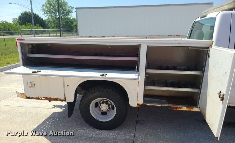 image for item DI3004 2004 Chevrolet Silverado 3500  utility bed pickup truck