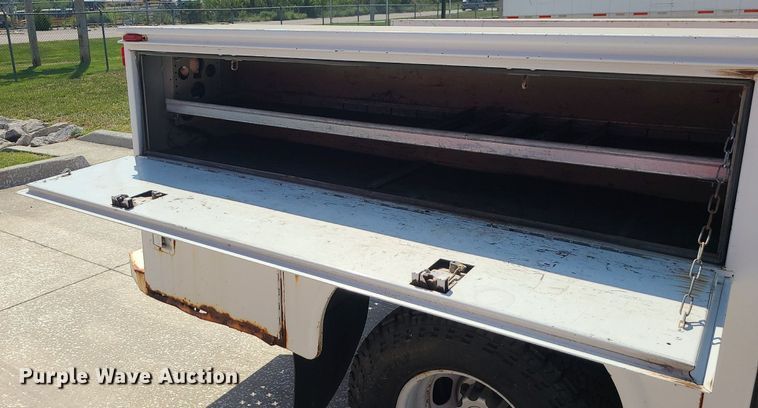 image for item DI3004 2004 Chevrolet Silverado 3500  utility bed pickup truck