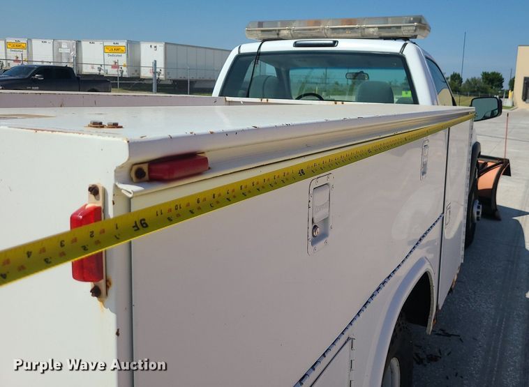 image for item DI3004 2004 Chevrolet Silverado 3500  utility bed pickup truck