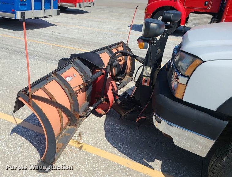 image for item DI3004 2004 Chevrolet Silverado 3500  utility bed pickup truck