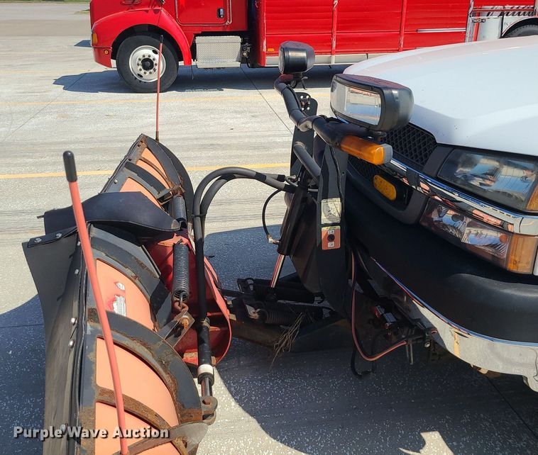 image for item DI3004 2004 Chevrolet Silverado 3500  utility bed pickup truck