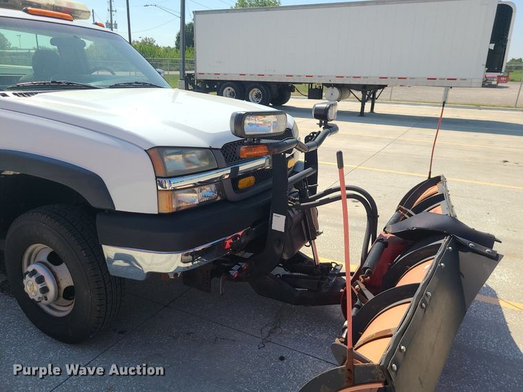 image for item DI3004 2004 Chevrolet Silverado 3500  utility bed pickup truck