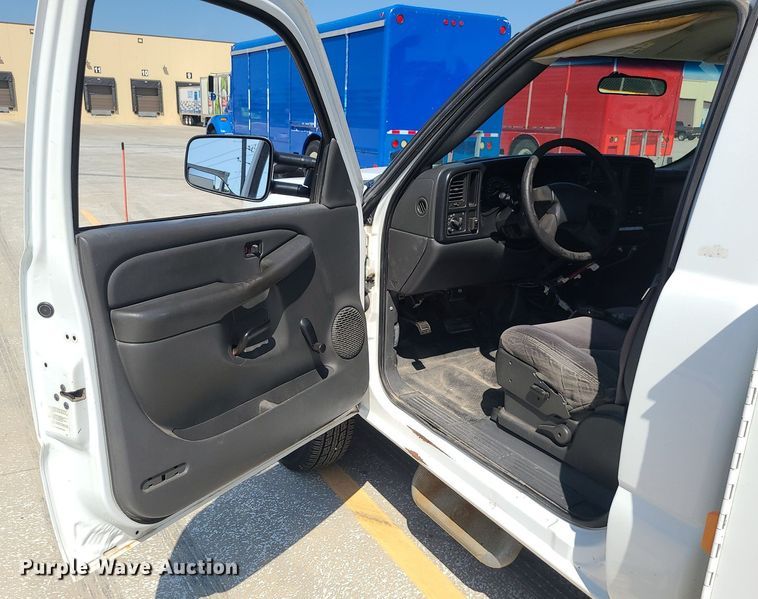 image for item DI3004 2004 Chevrolet Silverado 3500  utility bed pickup truck