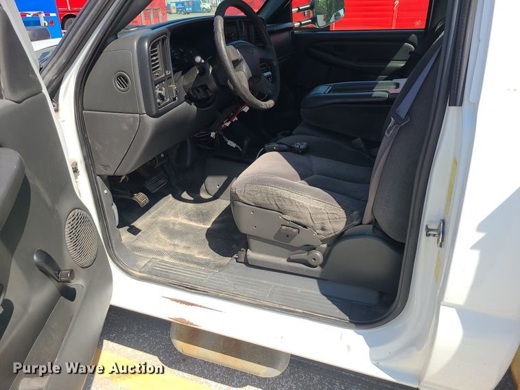 image for item DI3004 2004 Chevrolet Silverado 3500  utility bed pickup truck