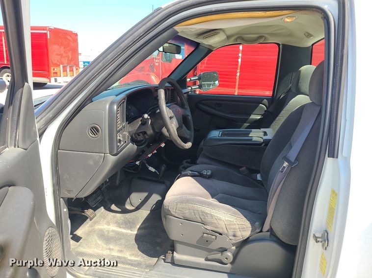 image for item DI3004 2004 Chevrolet Silverado 3500  utility bed pickup truck