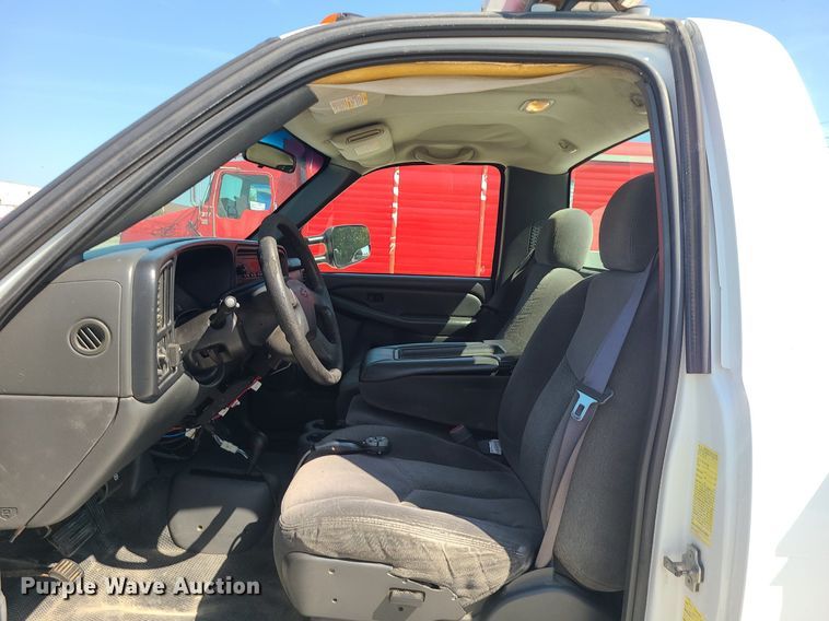 image for item DI3004 2004 Chevrolet Silverado 3500  utility bed pickup truck