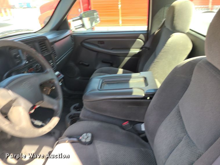 image for item DI3004 2004 Chevrolet Silverado 3500  utility bed pickup truck