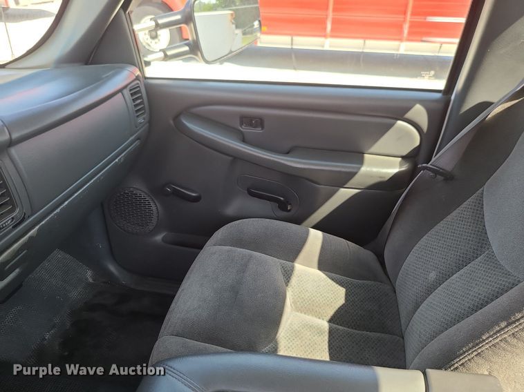 image for item DI3004 2004 Chevrolet Silverado 3500  utility bed pickup truck