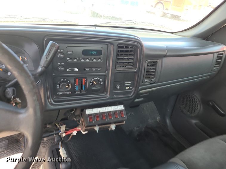 image for item DI3004 2004 Chevrolet Silverado 3500  utility bed pickup truck