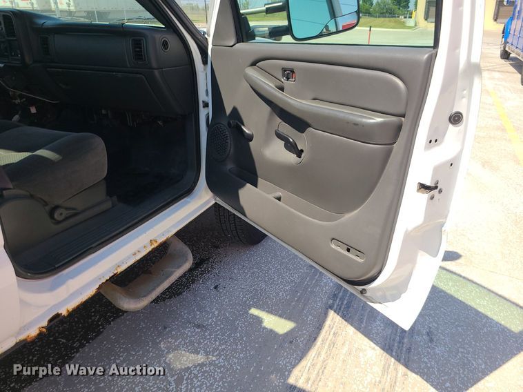 image for item DI3004 2004 Chevrolet Silverado 3500  utility bed pickup truck