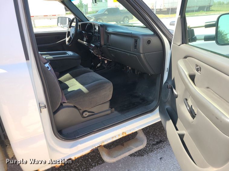 image for item DI3004 2004 Chevrolet Silverado 3500  utility bed pickup truck