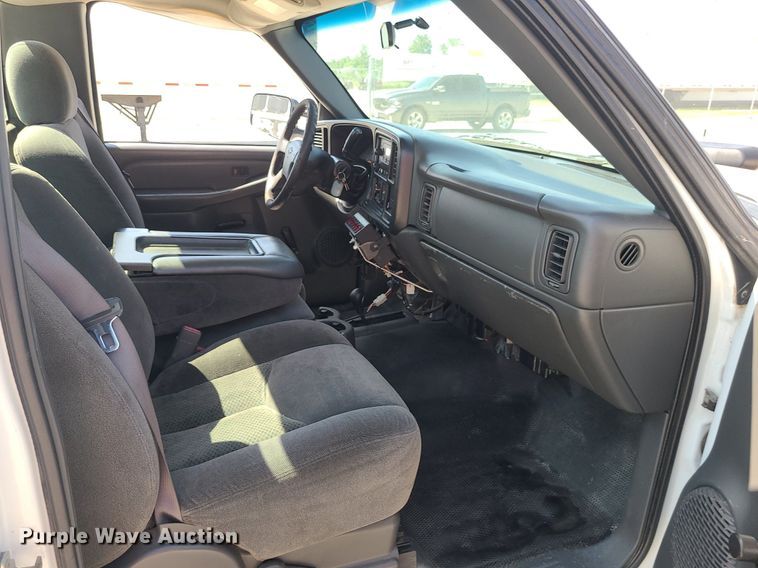 image for item DI3004 2004 Chevrolet Silverado 3500  utility bed pickup truck