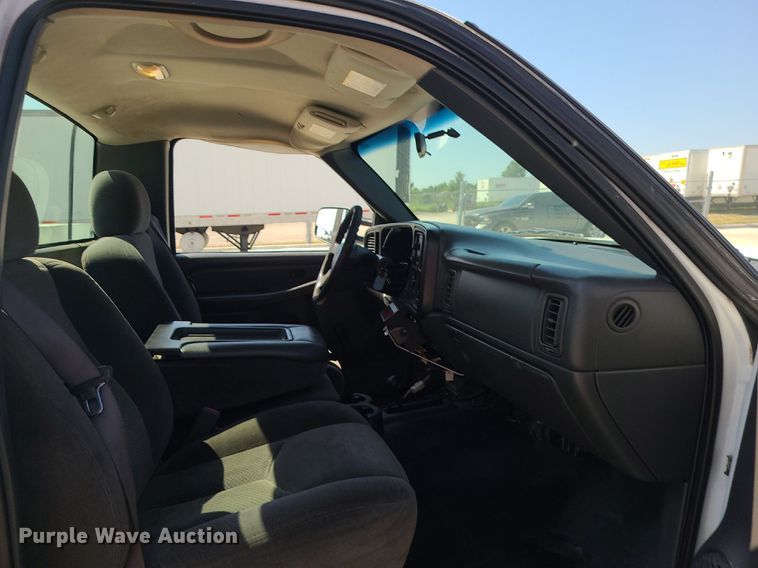 image for item DI3004 2004 Chevrolet Silverado 3500  utility bed pickup truck