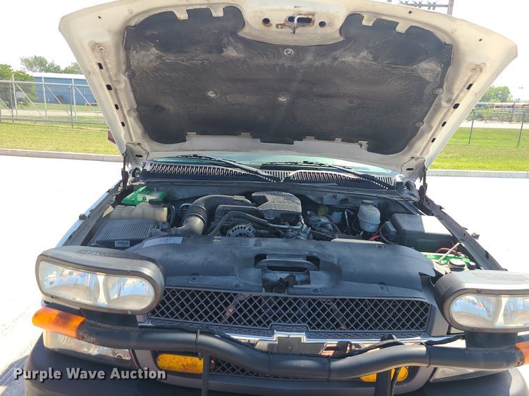 image for item DI3004 2004 Chevrolet Silverado 3500  utility bed pickup truck