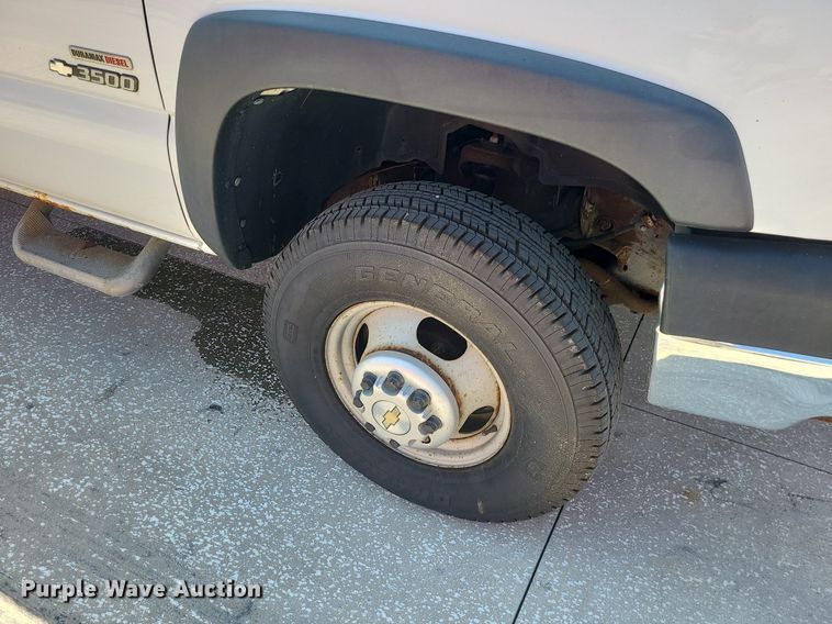 image for item DI3004 2004 Chevrolet Silverado 3500  utility bed pickup truck