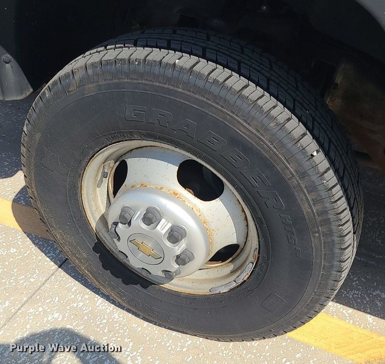 image for item DI3004 2004 Chevrolet Silverado 3500  utility bed pickup truck