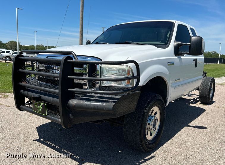 image for item DJ6261 2005  Ford F250 Super Duty  SuperCab pickup truck cab and chassis