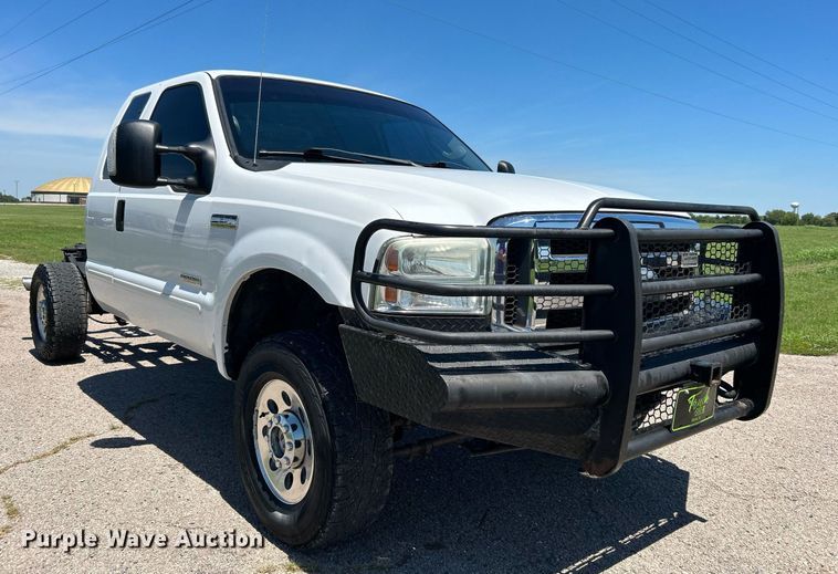 image for item DJ6261 2005  Ford F250 Super Duty  SuperCab pickup truck cab and chassis