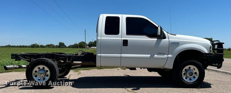 image for item DJ6261 2005  Ford F250 Super Duty  SuperCab pickup truck cab and chassis