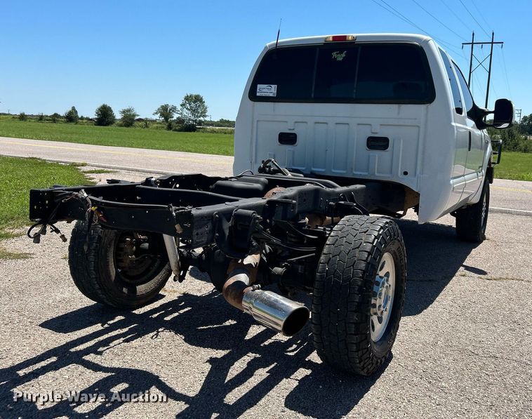image for item DJ6261 2005  Ford F250 Super Duty  SuperCab pickup truck cab and chassis