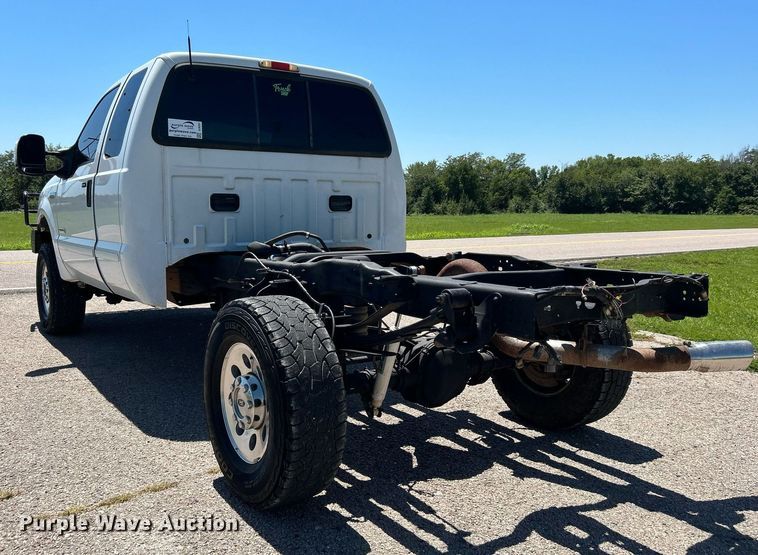 image for item DJ6261 2005  Ford F250 Super Duty  SuperCab pickup truck cab and chassis