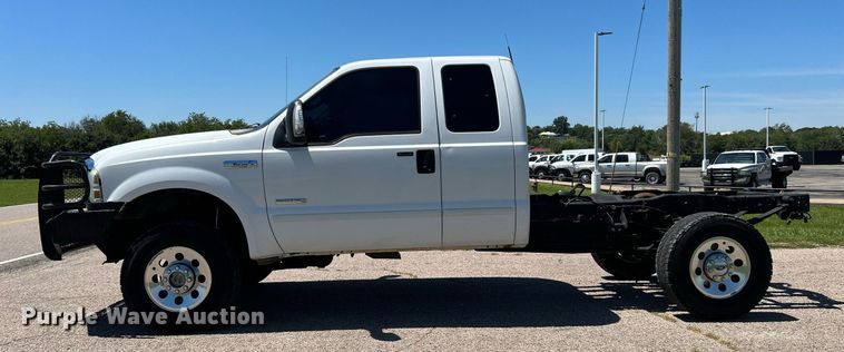 image for item DJ6261 2005  Ford F250 Super Duty  SuperCab pickup truck cab and chassis
