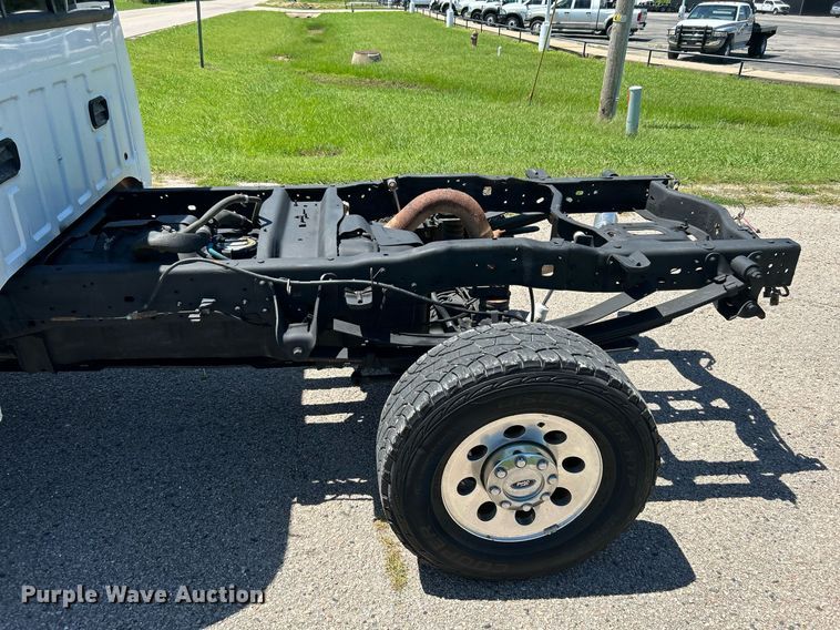 image for item DJ6261 2005  Ford F250 Super Duty  SuperCab pickup truck cab and chassis