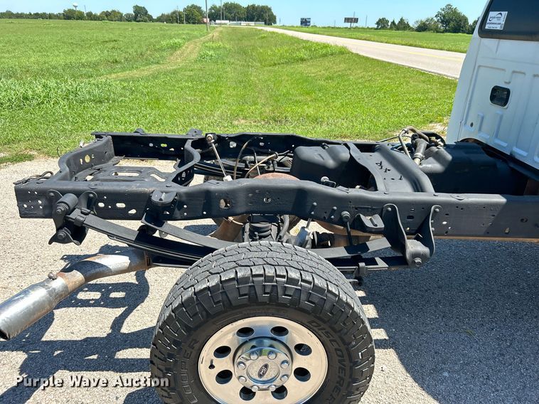 image for item DJ6261 2005  Ford F250 Super Duty  SuperCab pickup truck cab and chassis