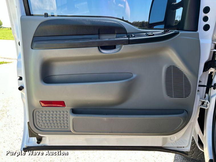 image for item DJ6261 2005  Ford F250 Super Duty  SuperCab pickup truck cab and chassis