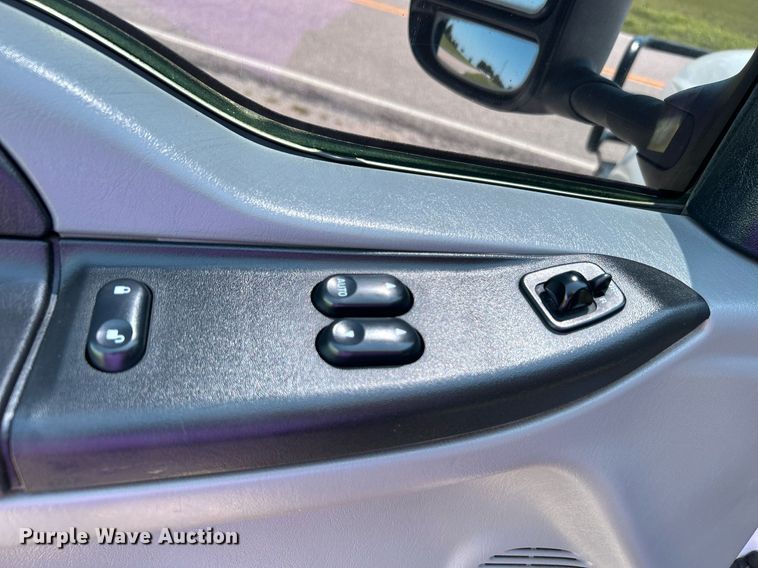 image for item DJ6261 2005  Ford F250 Super Duty  SuperCab pickup truck cab and chassis