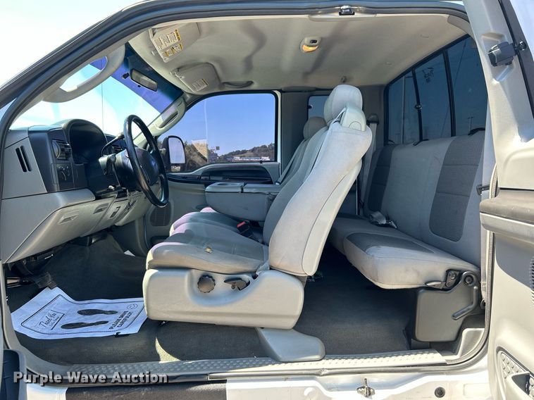 image for item DJ6261 2005  Ford F250 Super Duty  SuperCab pickup truck cab and chassis