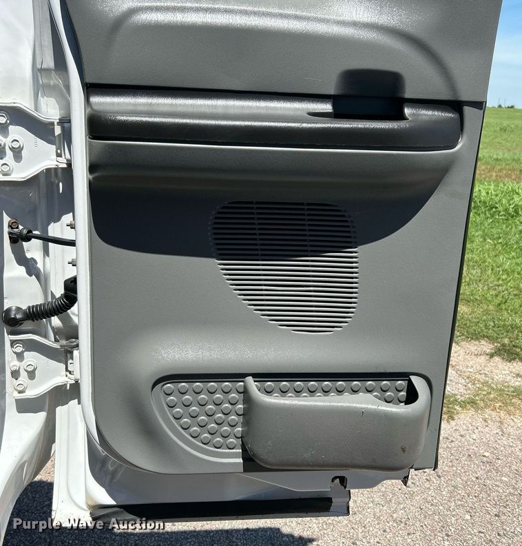 image for item DJ6261 2005  Ford F250 Super Duty  SuperCab pickup truck cab and chassis