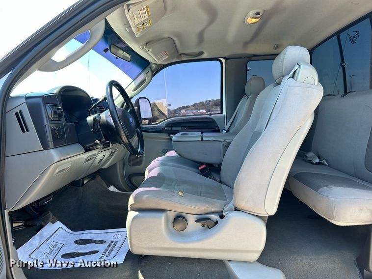 image for item DJ6261 2005  Ford F250 Super Duty  SuperCab pickup truck cab and chassis