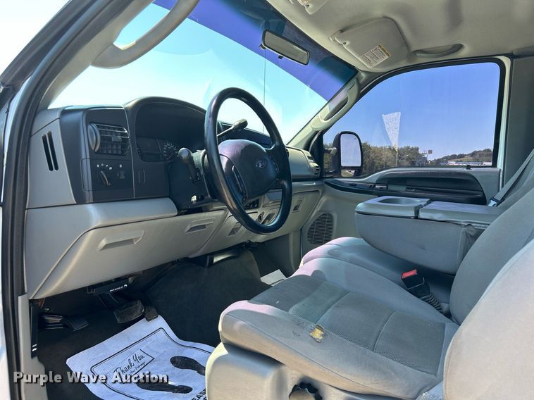 image for item DJ6261 2005  Ford F250 Super Duty  SuperCab pickup truck cab and chassis